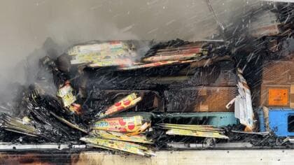 「走行中に焦げた臭い」早朝の国道でトラック大炎上　荷台部分が焼け中身は紙やラップ　埼玉・深谷市