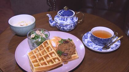 行き止まりに見える所に入口…仕掛け満載でもなぜか落ち着けるカフェ 隠し扉の先に広がる空間は“第二の家”