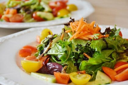 サラダに入っている野菜で好きな野菜ランキング!2位は「レタス」1位は?みんながサラダを食べる理由は?