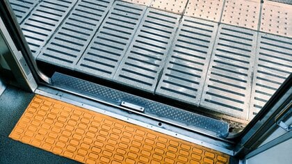 降りたい駅の前でいったん出てすぐに乗り、乗降口付近のポジションを確保しよう（画像はイメージ）