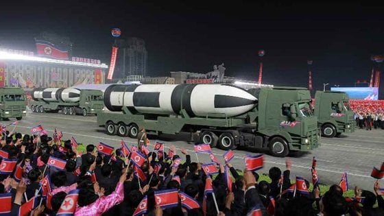 北朝鮮の新型北極星潜水艦発射弾道ミサイル。北極星5型(推定全長:11m、推定直径:1.5m)の全長を14mに延長。(朝鮮労働新聞・2022年4月26日)