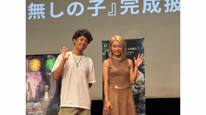 イベントに参加した「名無しの子」監督の竹内亮氏（左）。右はスペシャルゲストの小島瑠璃子さん