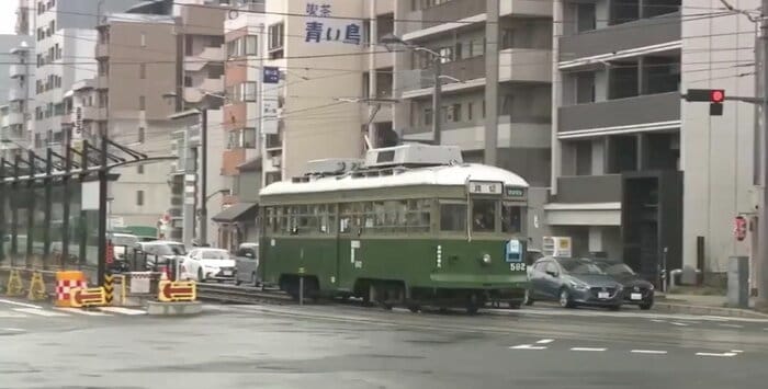 的場町電停を過ぎてカーブに差しかかる路面電車