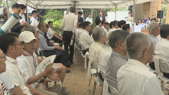 会長の男性はあいさつの後、そのまま会場を後に…