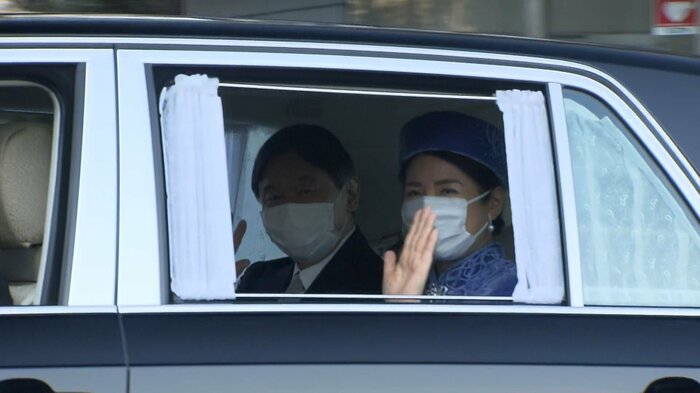 皇居を出発される両陛下(午後3時すぎ 半蔵門)