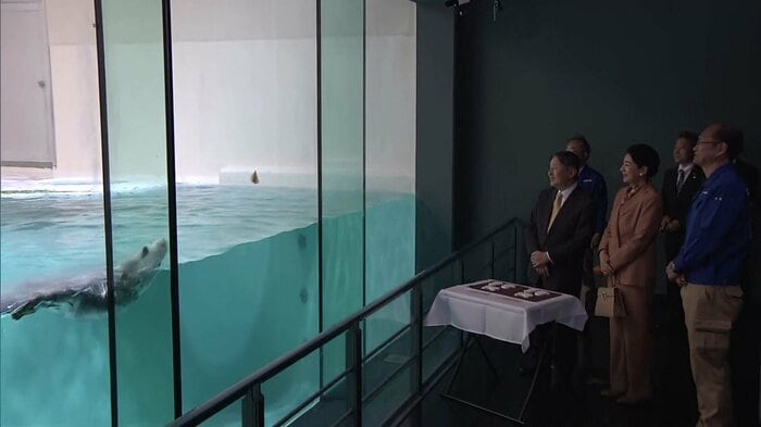 鳥羽水族館でラッコをご覧になる両陛下