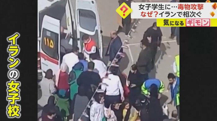 校庭に止まった救急車 ストレッチャーが運び込まれていく