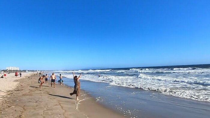 サーフィンが許されたロスのビーチ 青空が一層美しく映える