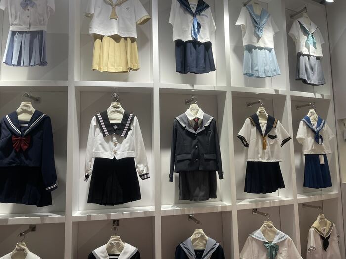 日本のセーラー服をファッションとして扱う店もある