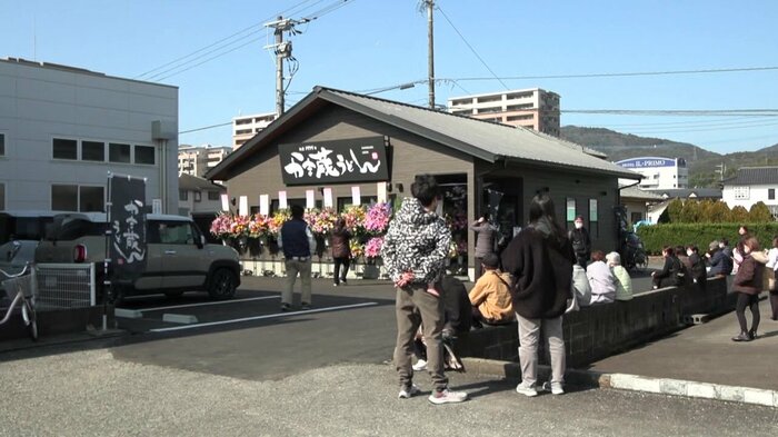 ”思い出の味”求め開店を待つ常連客