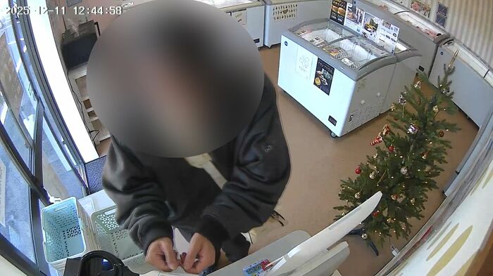 レジの前で会計のフリも…