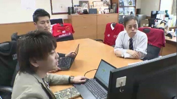 若手社員にアドバイスする古宮社長