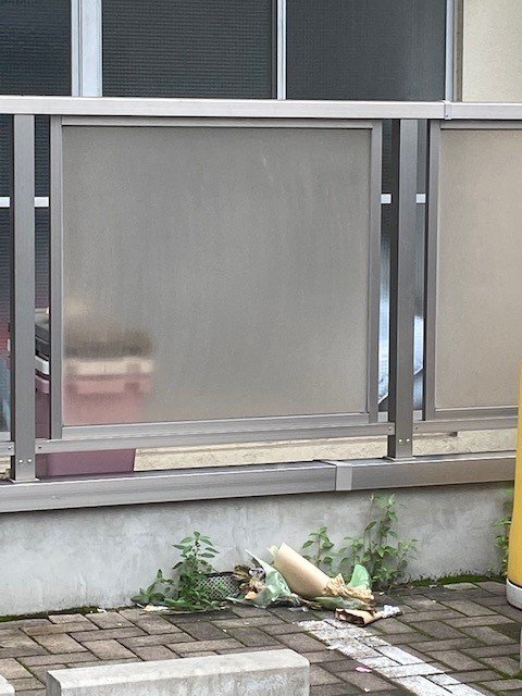 梯親子の自宅だった現場の前には花束が供えられていた