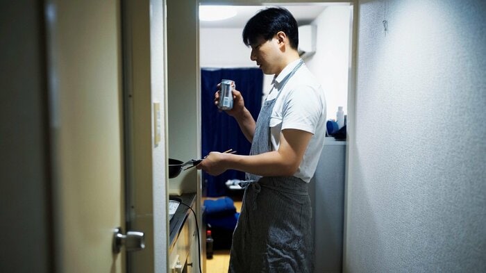 狭いキッチンでフライパンの扱いに困ったという(画像はイメージ)