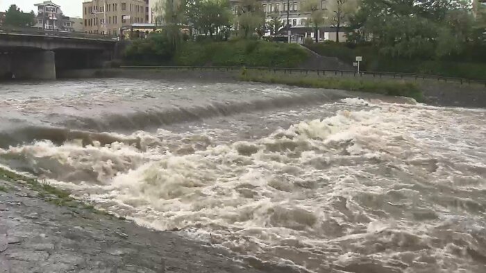 鴨川の水は濁り、激しい濁流に(午前11時半ごろ)