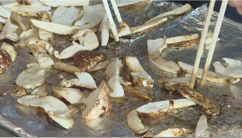 味わうのは「人生初」の子どもも　マツタケの量り売りや焼きマツタケの振る舞いが人気　道の駅の「まつたけ祭」賑わう　｜FNNプライムオンライン