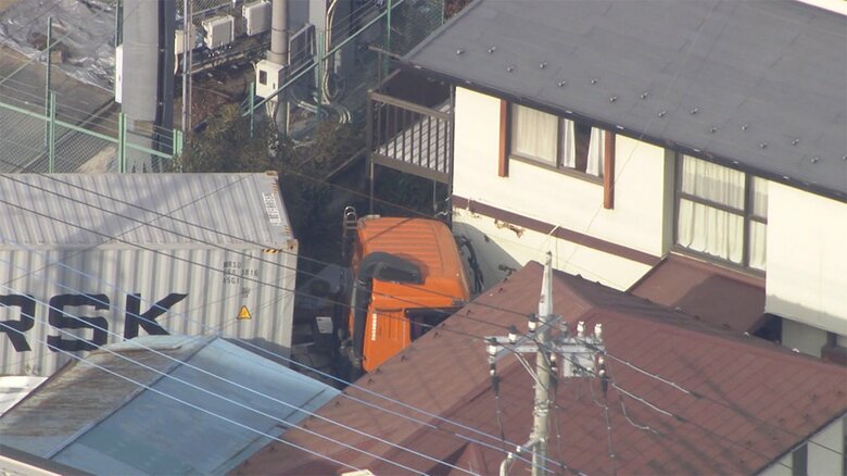 【速報】トレーラーが数十メートル暴走、住宅に突っ込む　車10台巻き込まれて大破か　3人ケガ　埼玉･北本市｜FNNプライムオンライン