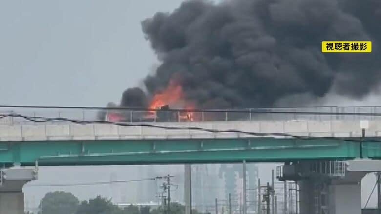 「後ろのタイヤ付近から火が…」高速道路を走行中のダンプカーから出火し炎上 全焼も運転手は自力で逃げ出して無事｜FNNプライムオンライン