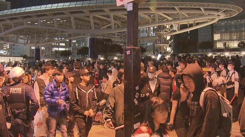 カップ麺食べる人に飲酒まで…ハロウィーン警戒の名古屋「オアシス21」閉鎖区域外が混雑し路上にゴミ｜FNNプライムオンライン