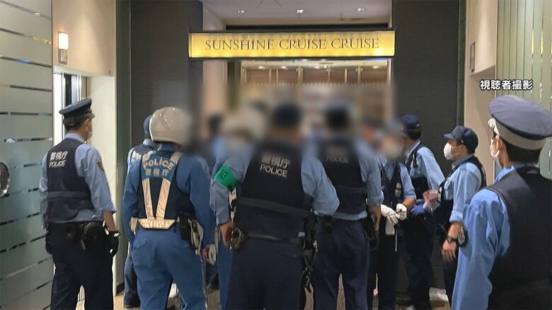 警視庁が、器物損壊容疑などで捜査しているが、容疑者は特定されていない