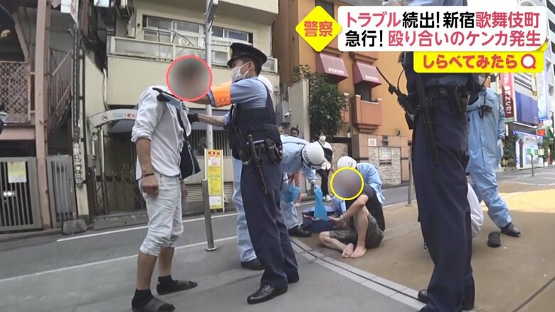 警察官が間に入って制止