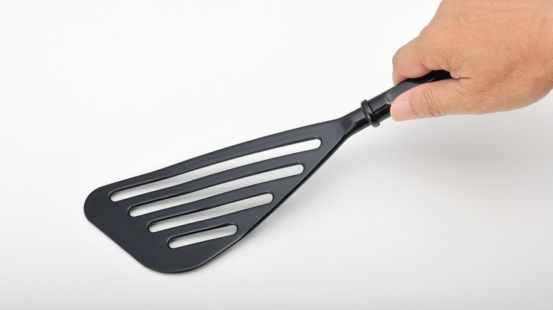 フライ返しなどを使うのがお勧め(画像はイメージ)