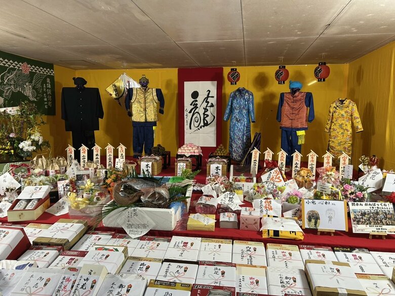 所狭しと並ぶ衣装とお祝いの品