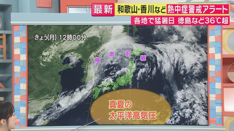 梅雨前線が北上している