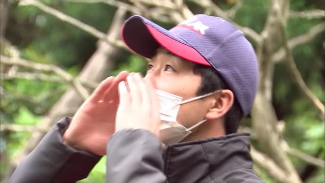 サルを呼ぶ大槻さん