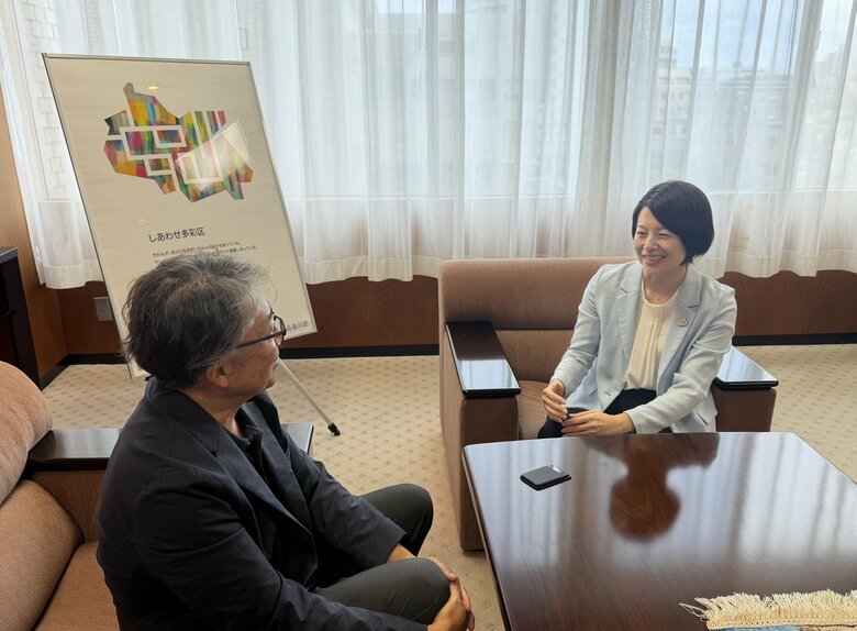 森澤区長「子育てが地域社会から応援されていると感じてもらえたら」（左は筆者）