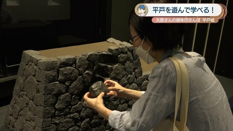 石垣積みに挑戦する大原さん