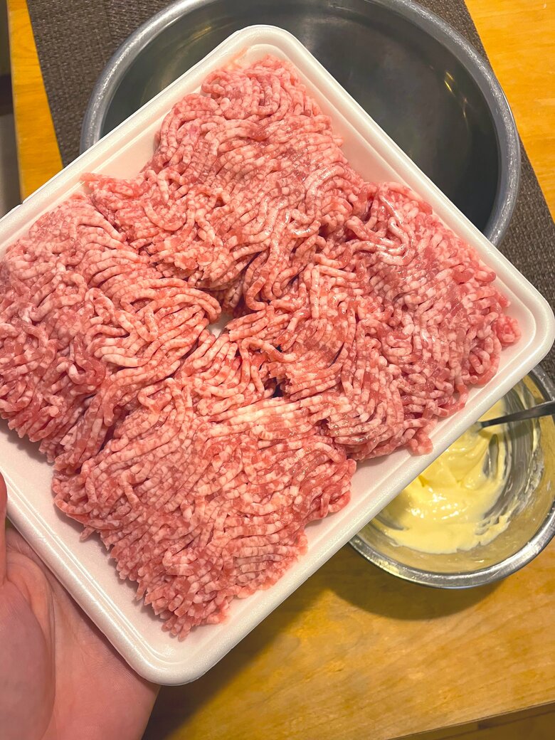 材料の「豚ひき肉」と「マヨネーズ」（提供：「べちか（@10chf）」さん）