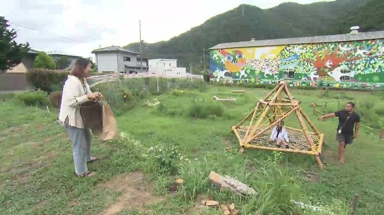 竹のトランポリンがある広い遊び場