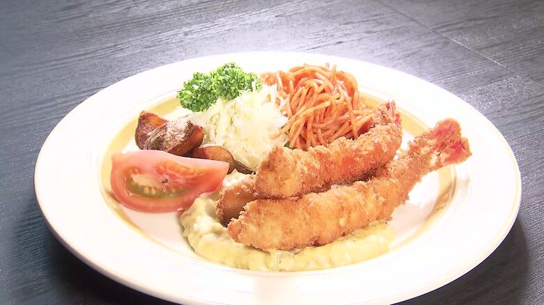 特製タルタルソース付きのエビフライ