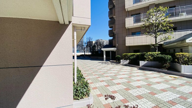 画面奥にいた長官に対して犯人は画面手前から銃撃した