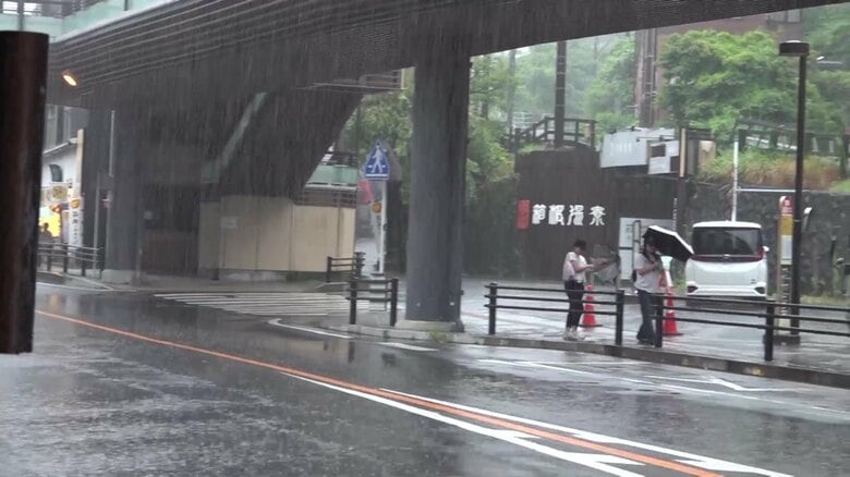 正午前の箱根湯本駅前の様子