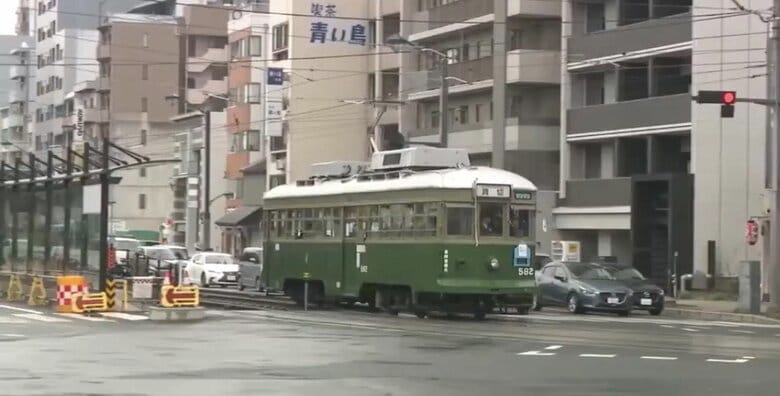 的場町電停を過ぎてカーブに差しかかる路面電車
