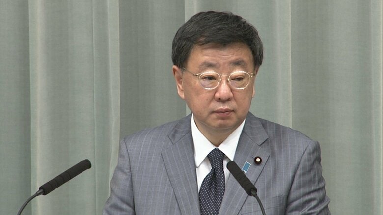 記者会見を行う松野官房長官（4月22日）