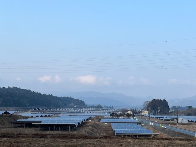 農地であった場所に見渡す限り太陽光パネルが並んでいる