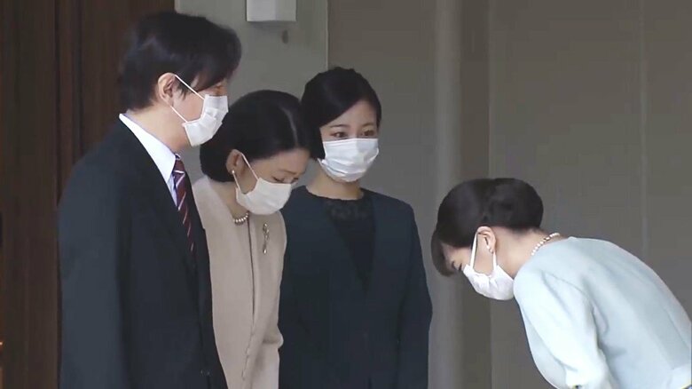 家族に挨拶をする眞子さん(10月26日 秋篠宮邸)