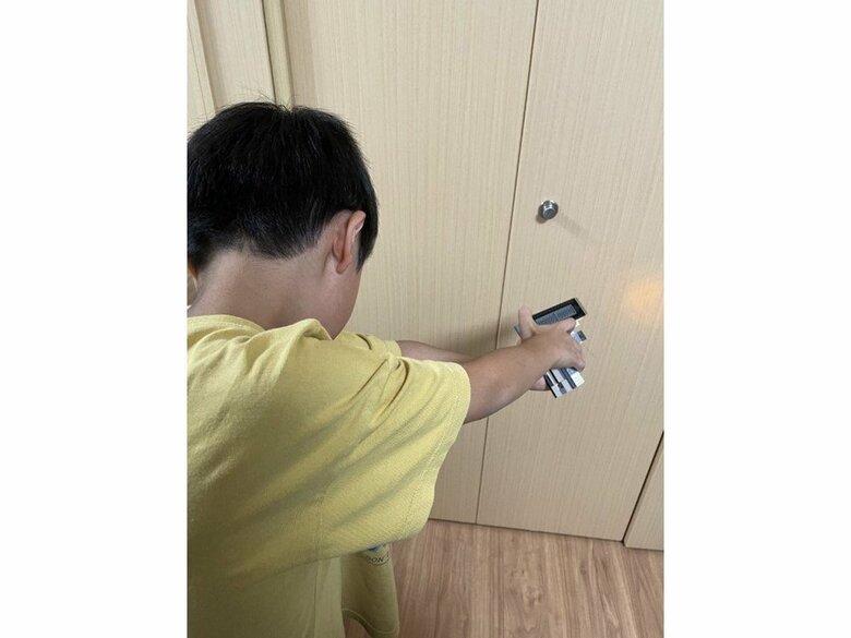 モデルガンをかまえる息子さん