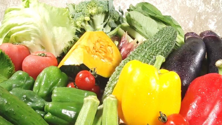 水にぷかぷか浮かせて保存?!夏野菜の“美味しく長持ち” 意外な保存術をご紹介
