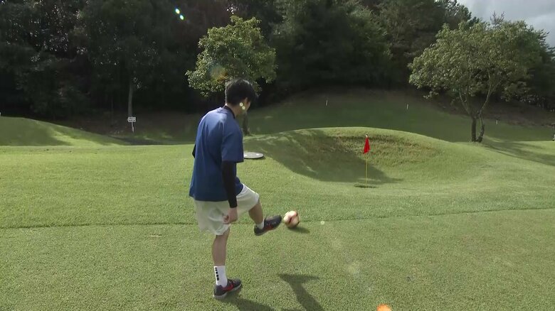 岡山放送の新人・長尾アナウンサーがカップインに挑戦