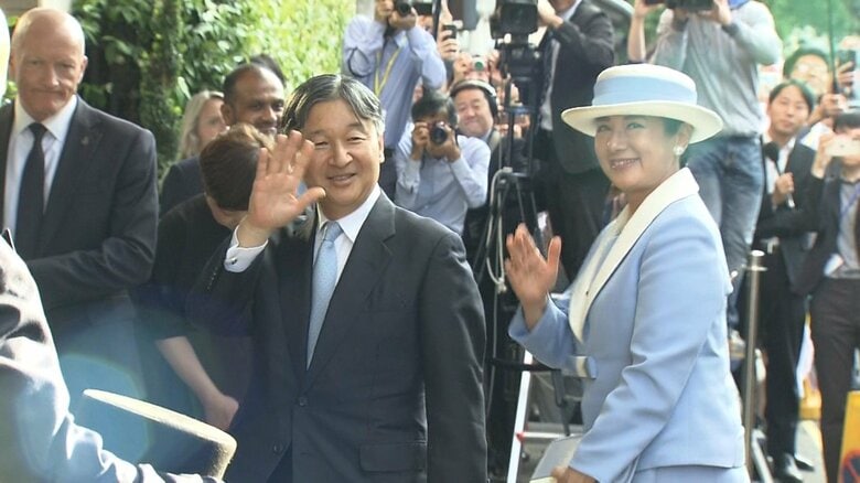 沿道の人たちに手を振り、ホテルに入られた両陛下