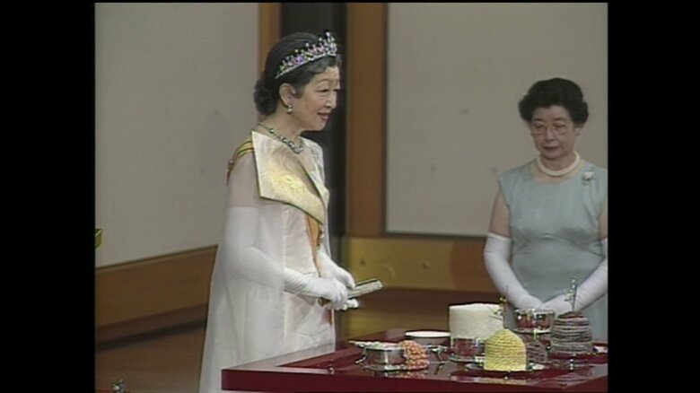 おことばを述べられる皇后さま