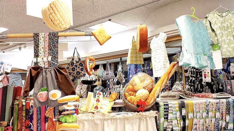 実店舗では、さまざまな作品も展示している