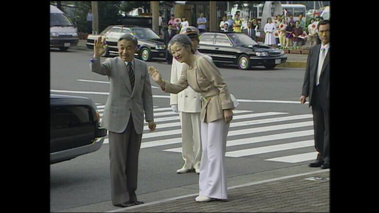 那須塩原駅で出迎えの歓声に応えられる両陛下（栃木・那須塩原市）
