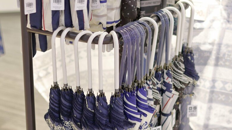 自分に合った傘のサイズが分かったら、商品タグやパッケージの「○○cm」を見て選ぼう（画像はイメージ）