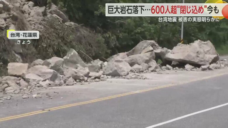 都市部に向かう途中の道には2m近くある巨大な岩が…