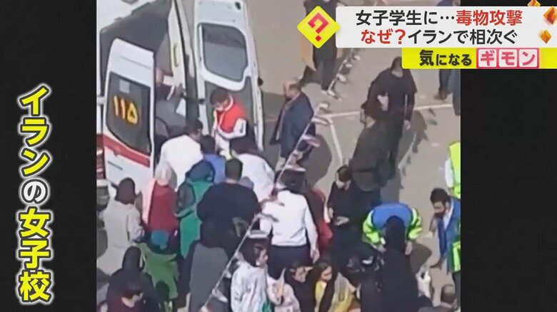校庭に止まった救急車　ストレッチャーが運び込まれていく